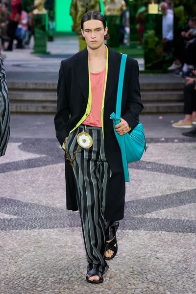 Look 15